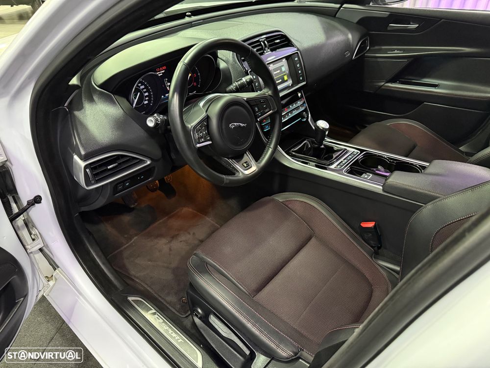 Jaguar XE 2.0 D R-Sport - 4