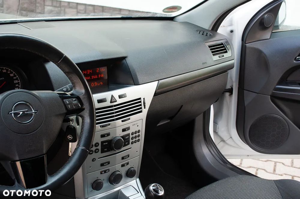 Opel Astra GTC 1.6 Black&White - 20