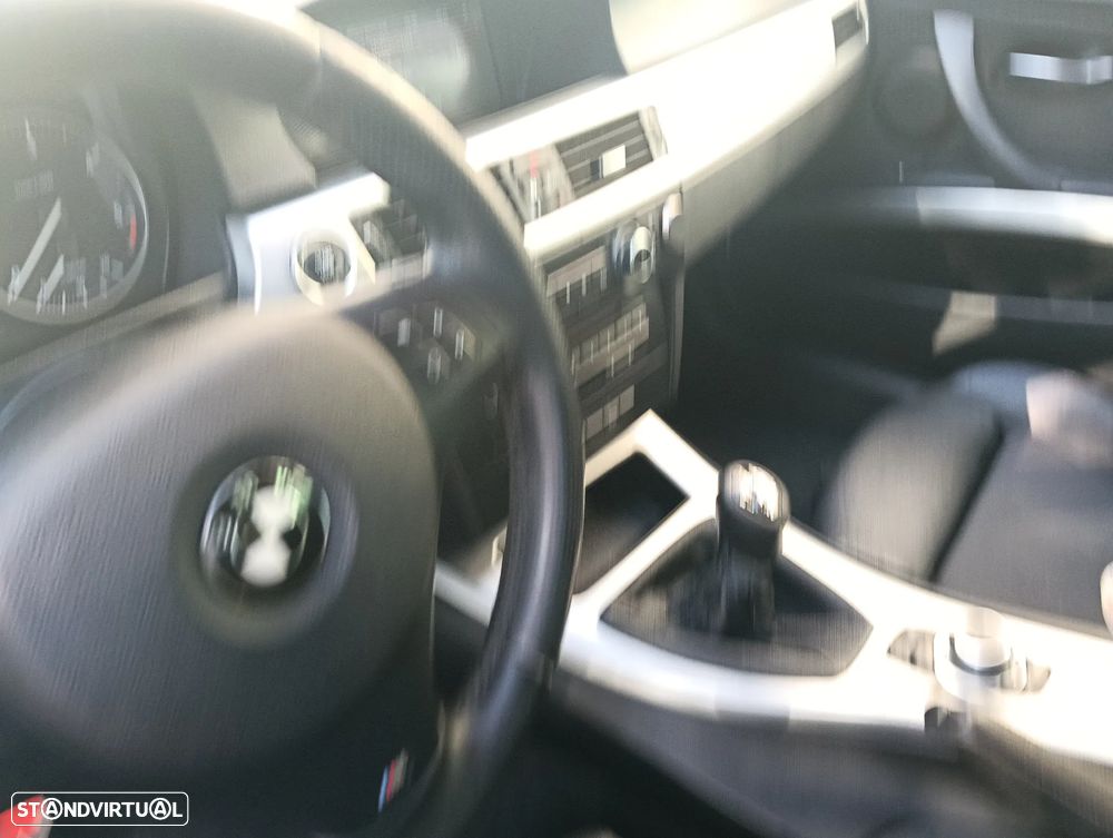 BMW 320 d Pack M - 25