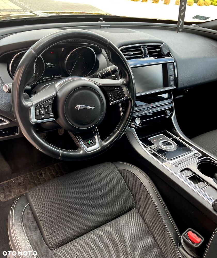 Jaguar XE 2.0 D R-Sport - 15