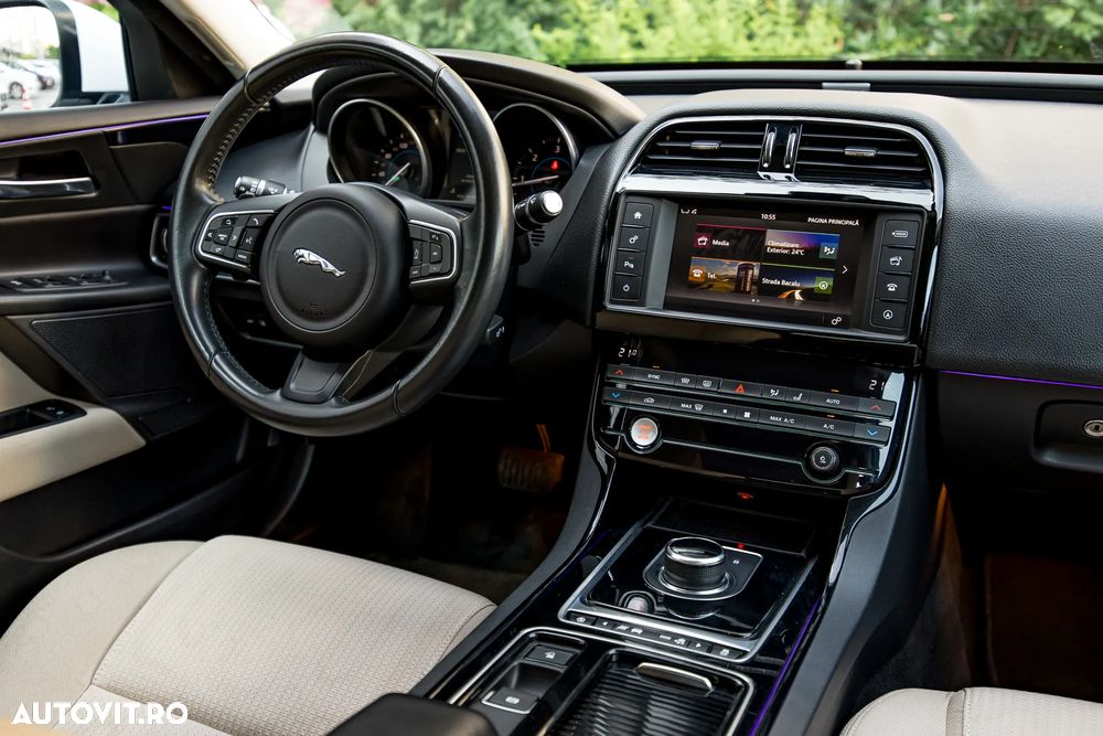 Jaguar XE 2.0 Pure - 32