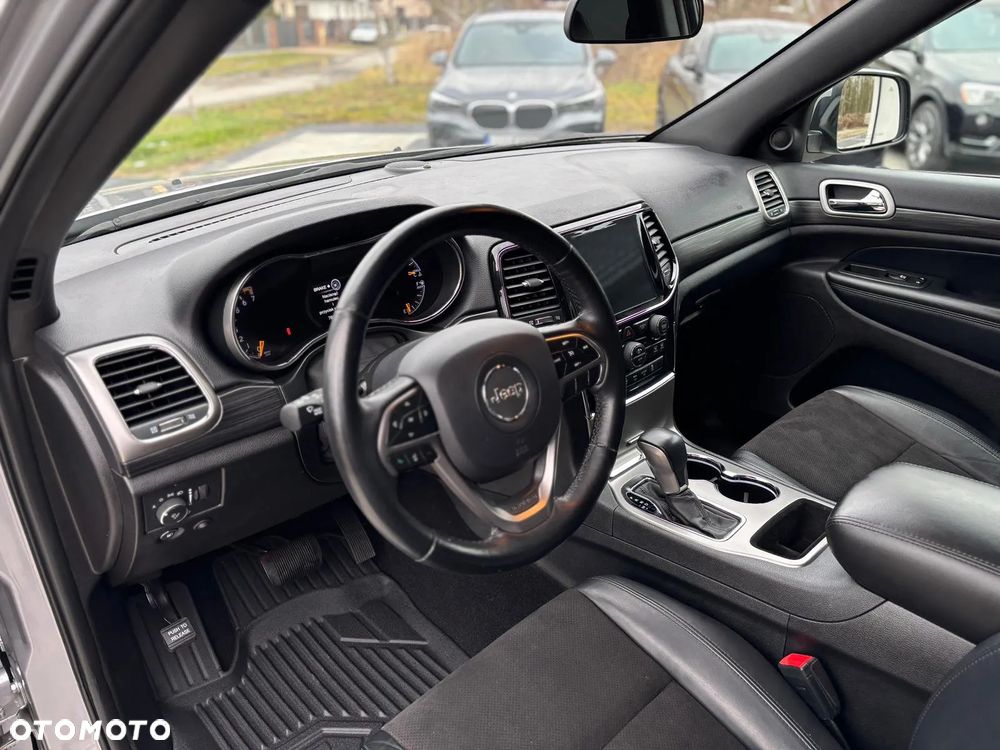 Jeep Grand Cherokee - 24