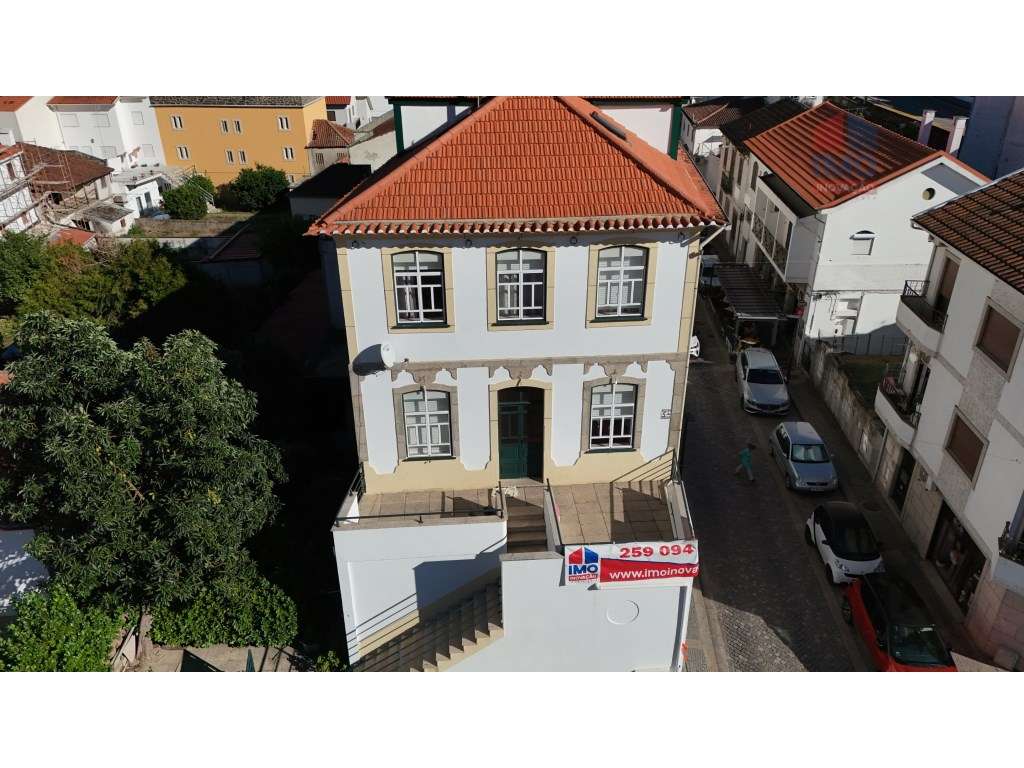 PRÉDIO URBANO COM ESPAÇO COMERCIAL E HABITAÇÃO T5 NO CORAÇÃO DO DOURO - Grande imagem: 4/41