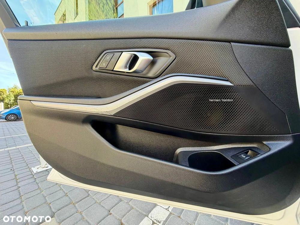 BMW Seria 3 318d M Sport Shadow - 32