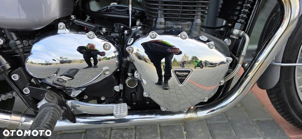 Triumph Bonneville - 11
