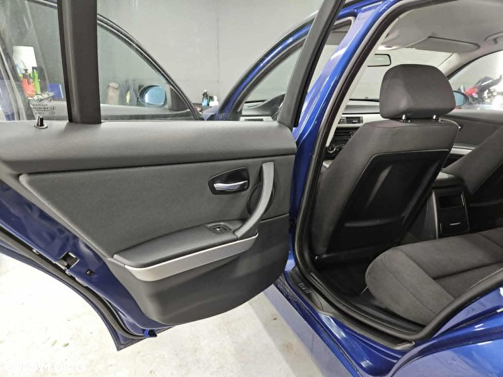 BMW Seria 3 320i - 6