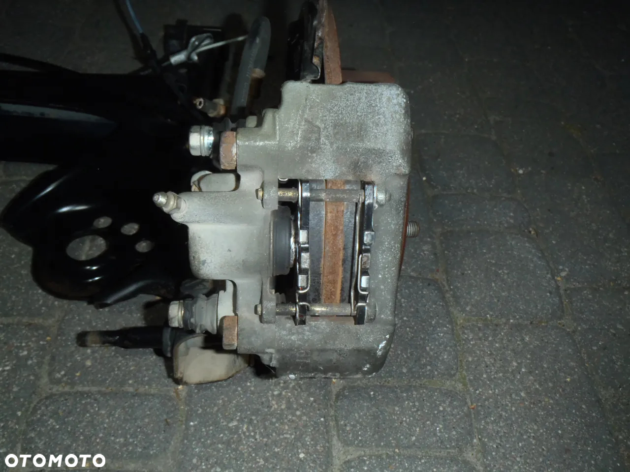 zacisk jarzmo tarcze klocki hamulcowe prowadnica czujnik abs piasta łozysko osłona błotna kotwiczna toyota yaris I 1 98-06r  jak nowe  oryginał - 7