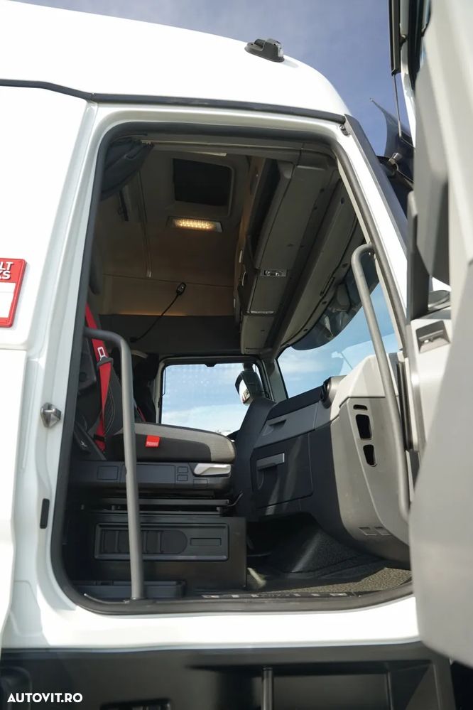 Renault T 440 / 6x2 / PRELATĂ CULISANTĂ (CURTAINSIDER) - 9,5 M / CAMION RIGID / PLATFORMĂ HIDRAULICĂ DHOLLANDIA - 2.000 KG / AXĂ RIDICABILĂ / PODEA REZISTENTĂ (HEAVY-DUTY) / EURO 6 - 37