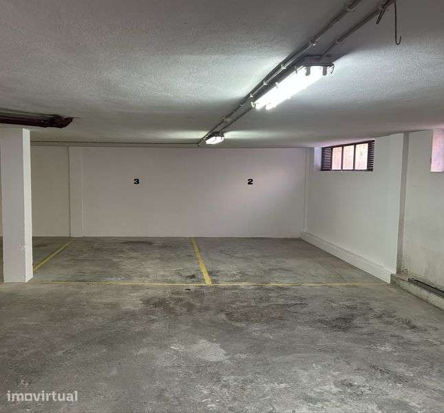 Lugar (3) de Parqueamento para mota (último lugar) - zona nobre