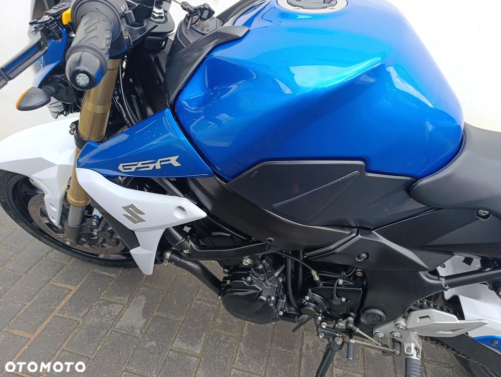 Suzuki GSR - 14