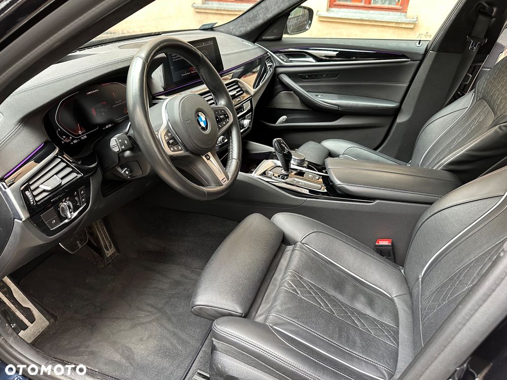 BMW Seria 5 M550i xDrive sport - 9