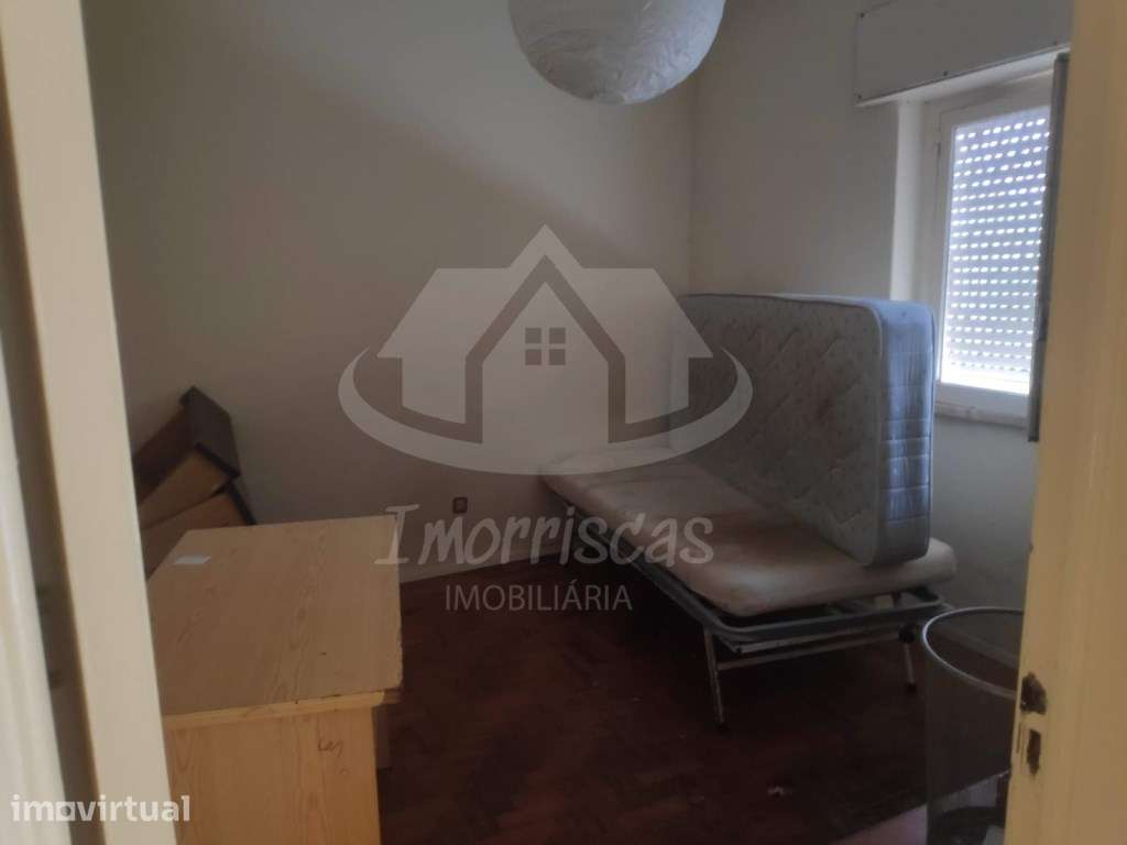 Apartamento T2 para obras totais, com logradouro, perto da estação ... - Grande imagem: 3/7