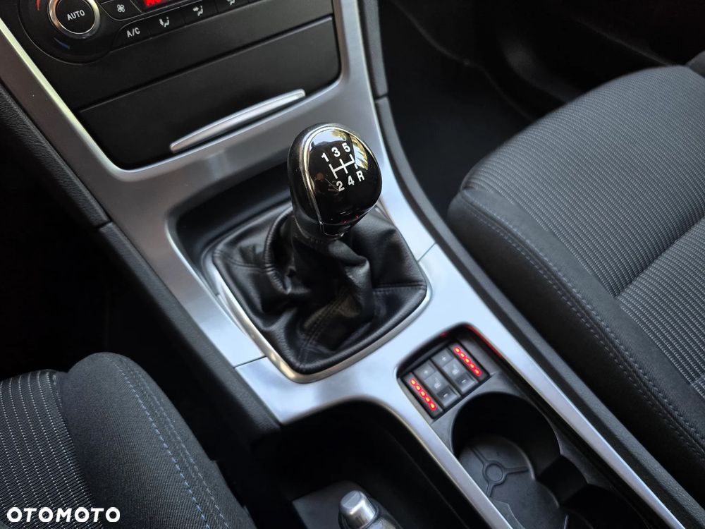 Ford Mondeo 2.0 Futura X - 27
