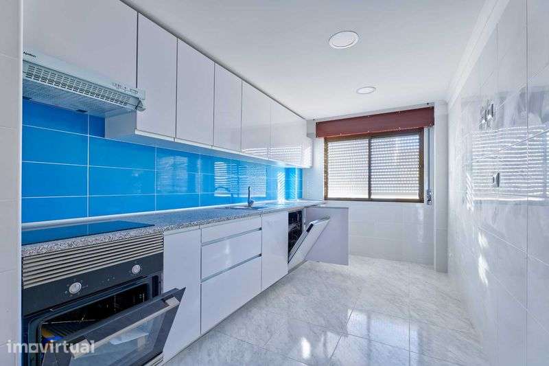 Amadora T2  - 1º Andar com garagem ( BOX) totalmente renovado - Grande imagem: 3/12