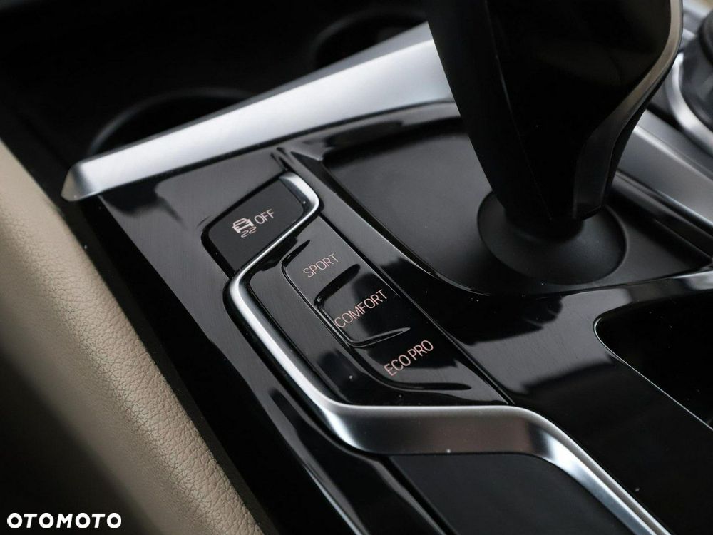 BMW Seria 5 520d xDrive - 32