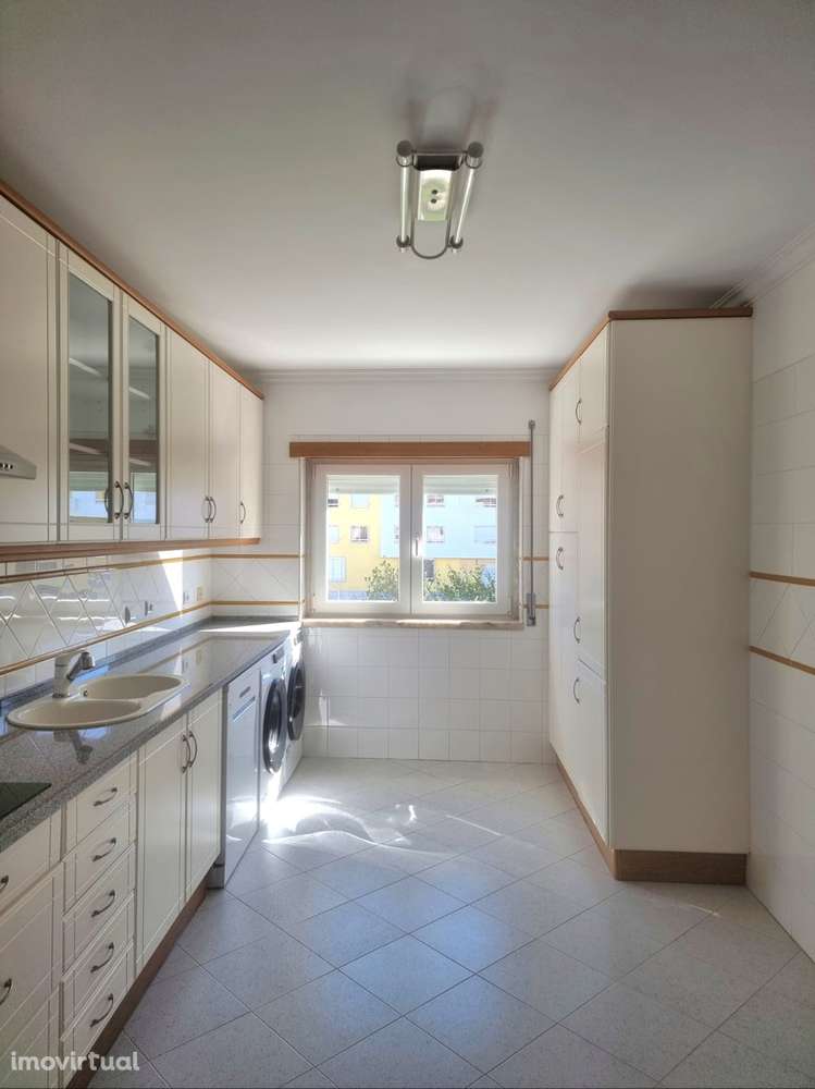 T4 com Garagem e Varanda no Prior Velho - Grande imagem: 2/25