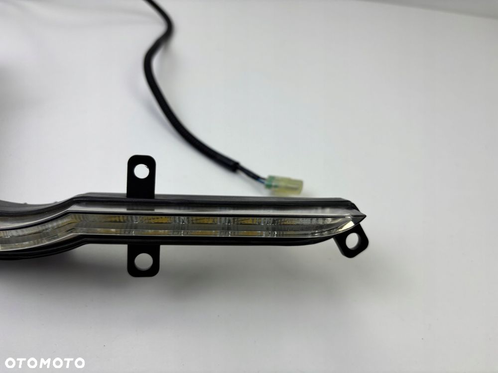 Przednia prawa lampa postojowa LED TGB Blade 550 600 Oryginał - 2