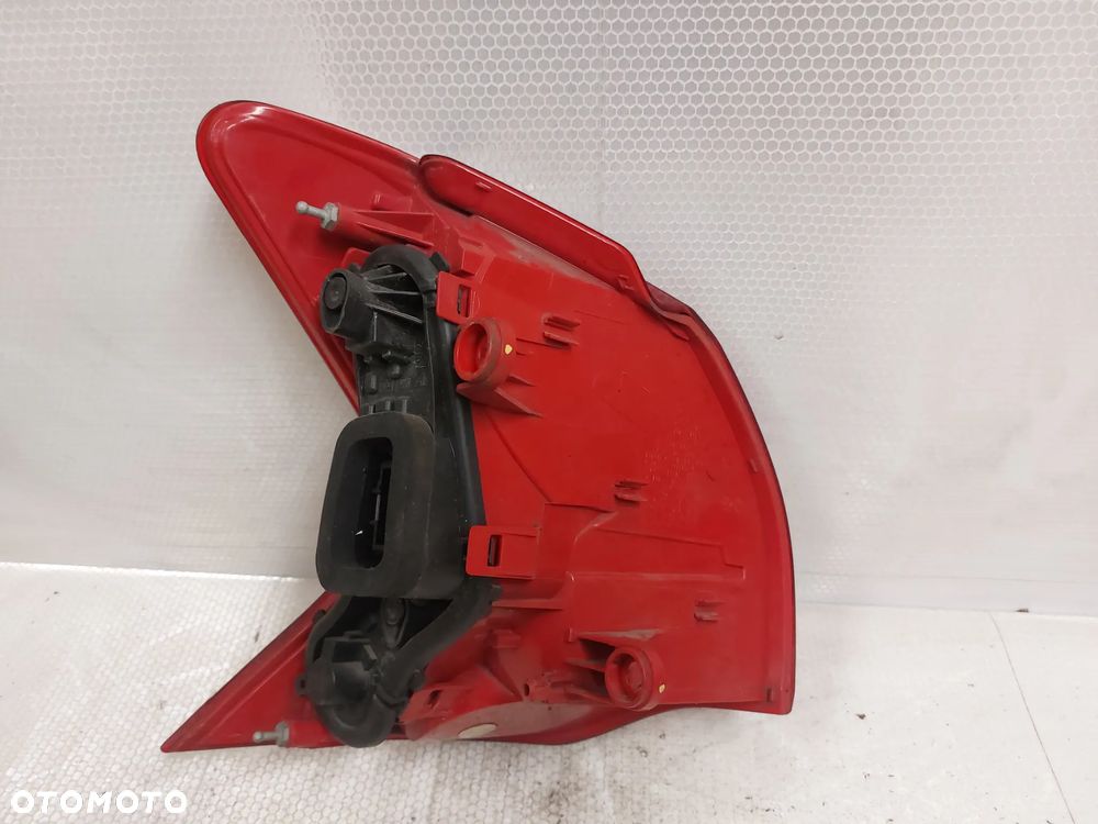.  LAMPA TYL TYLNA PRAWA PEUGEOT 3008 - 6