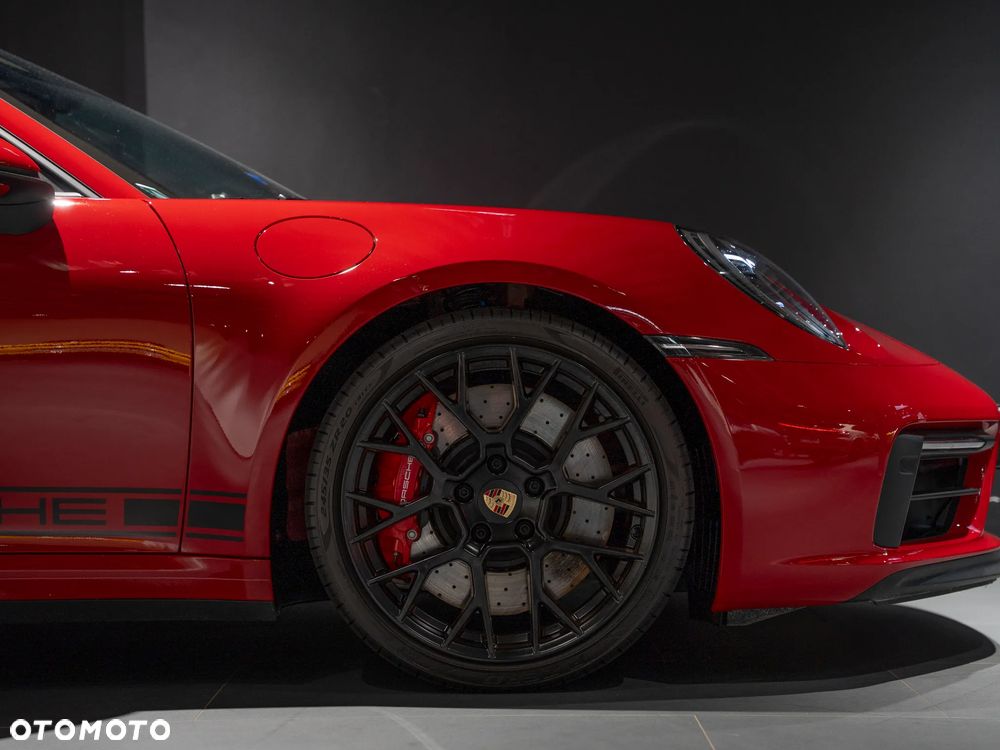 Porsche 911 Carrera 4 GTS - 11