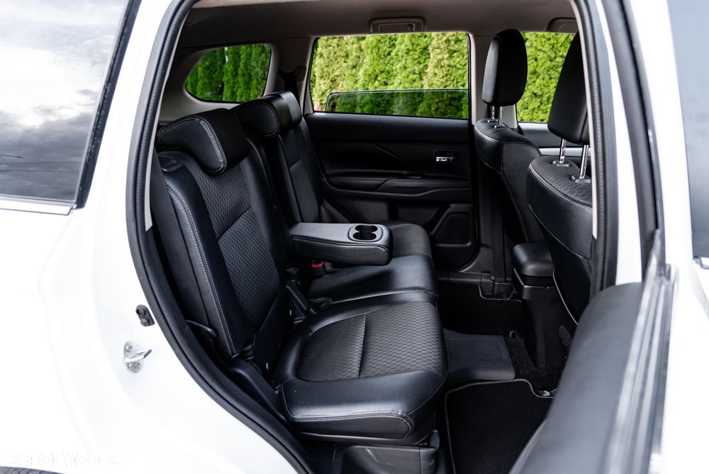 Mitsubishi Outlander Instyle NAVI + - 17
