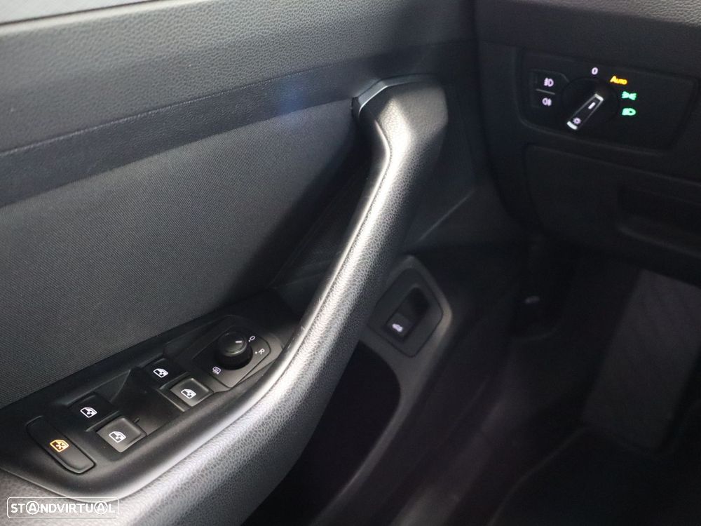 VW Passat Variant 2.0 TDI Business DSG - 13