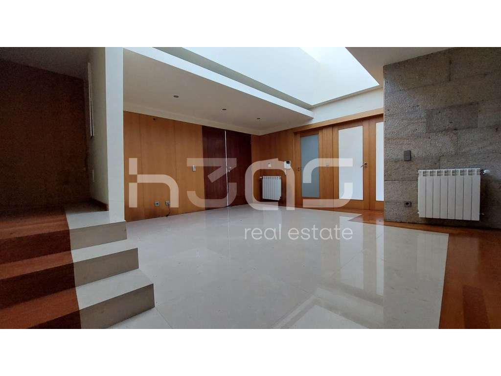 Oportunidade Rara: Grande Moradia com Terreno de 2.760 m² a Minutos... - Grande imagem: 2/31