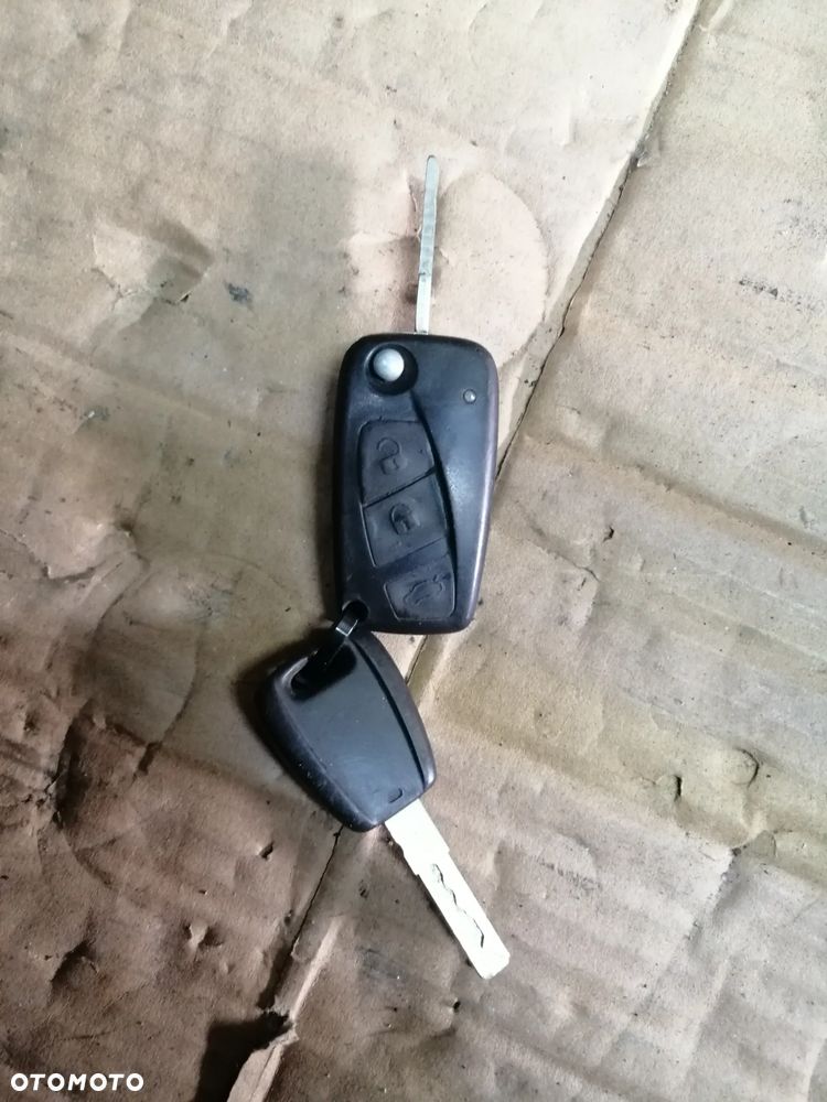 Fiat Bravo II 1.4 T.Jet zestaw startowy komputer Bosch 0261201687 stacyjka 2 klucze immo skrzynki bezpieczników i inne - 15