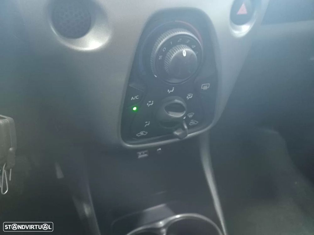 Toyota Aygo 1.0 X-Clusiv - 19