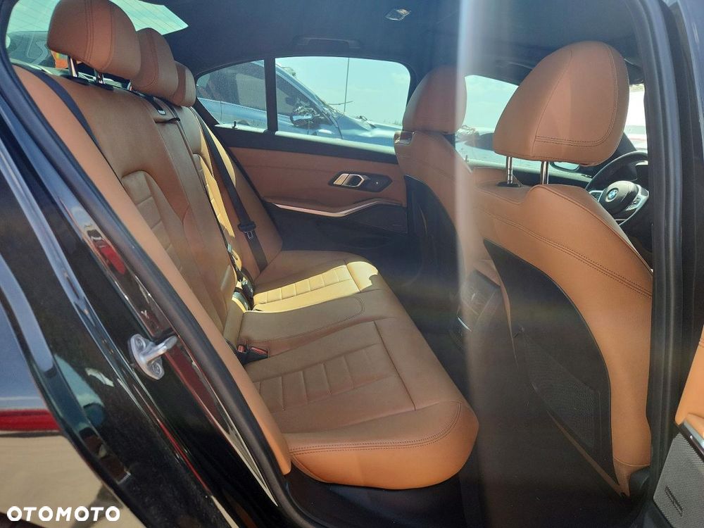BMW Seria 3 330i M Sport - 9