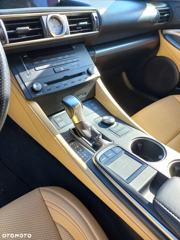 Lexus RC 200t / 300 F Sport - 15