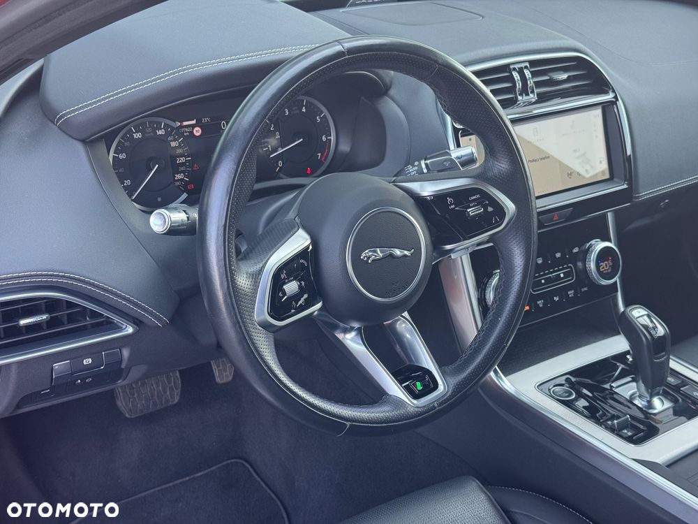 Jaguar XE 2.0 P300 AWD R-Dynamic SE - 16