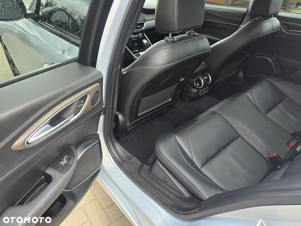 Alfa Romeo Giulia - 9