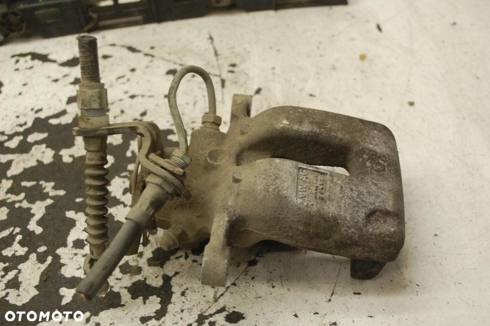 ZACISK HAMULCOWY PRAWY LUB LEWY TYŁ TYLNY SKODA SUPERB II 1.8 TSI SEAT ALTEA VW GOLF V AUDI TRW 518402 518221 - 5