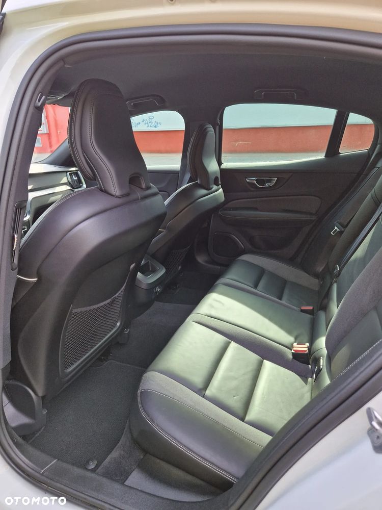 Volvo S60 T5 R-Design - 29