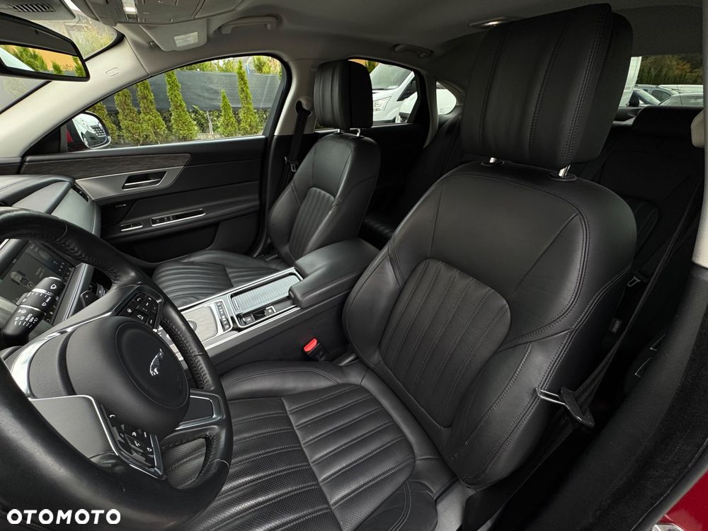 Jaguar XF 30d Portfolio - 15