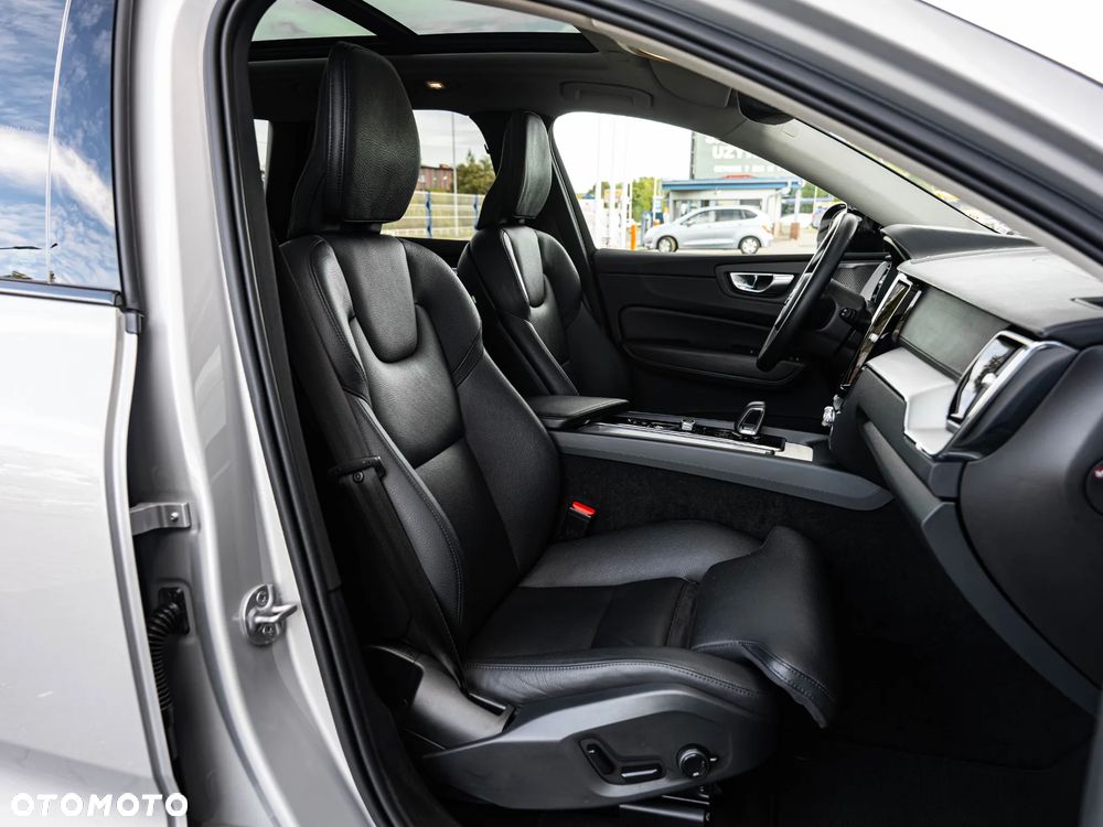 Volvo XC 60 B4 D Plus Dark - 25