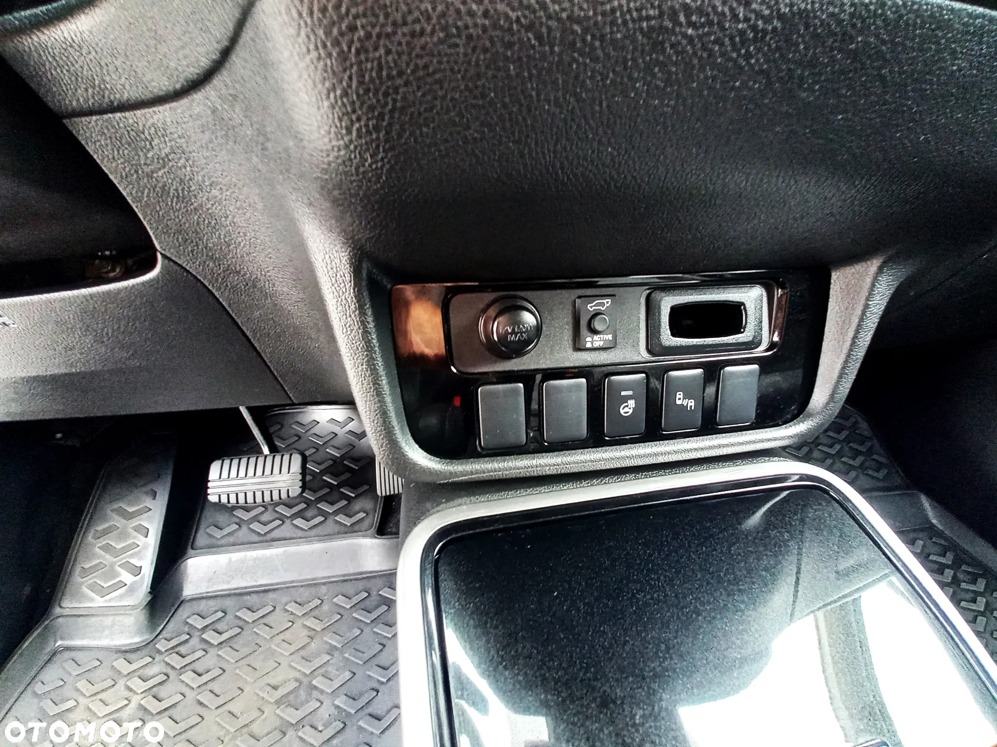 Mitsubishi Outlander 2.0 Intense + Navi 4WD CVT - 24