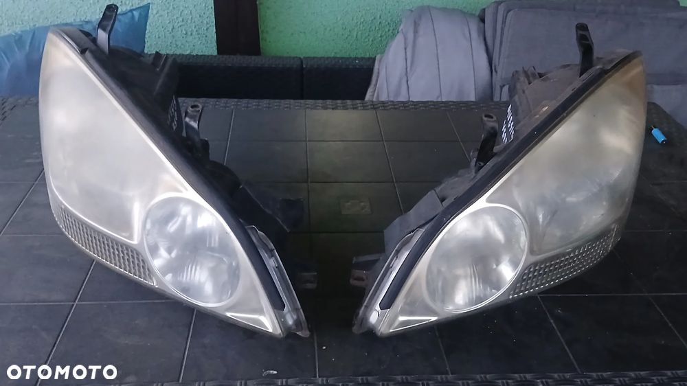 lampy przednie toyota avensis verso
