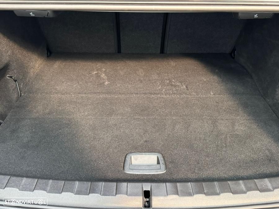 BMW 330 e Touring Pack Desportivo M Auto - 39