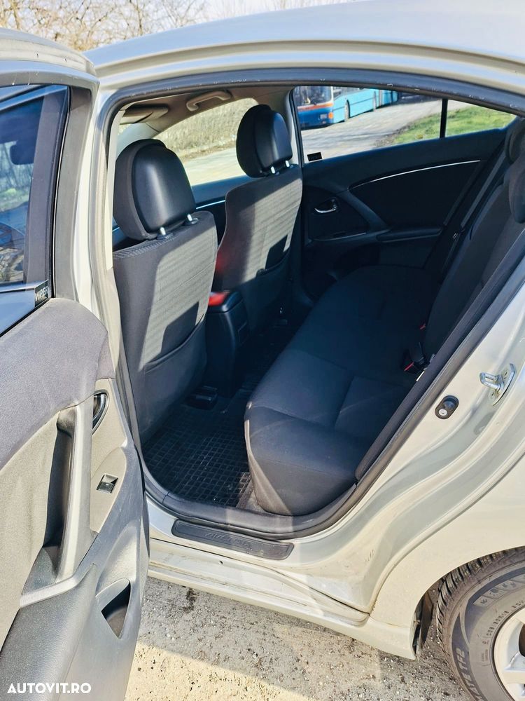 Toyota Avensis - 8