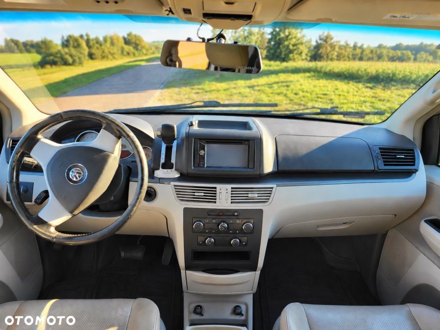 Volkswagen Routan - 26