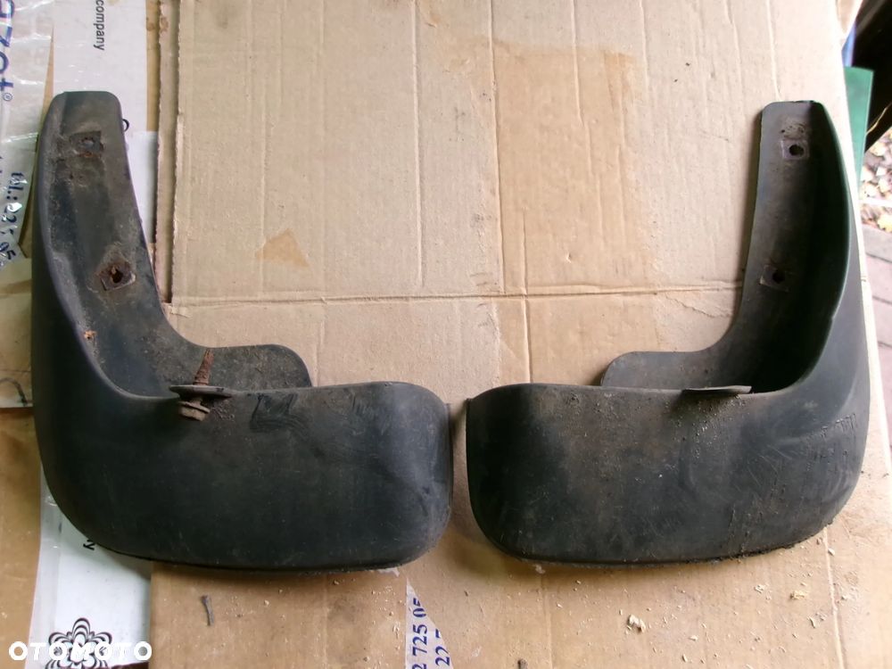 CHLAPACZ CHLAPACZE TYŁ TOYOTA AVENSIS T25 03-09 - 1