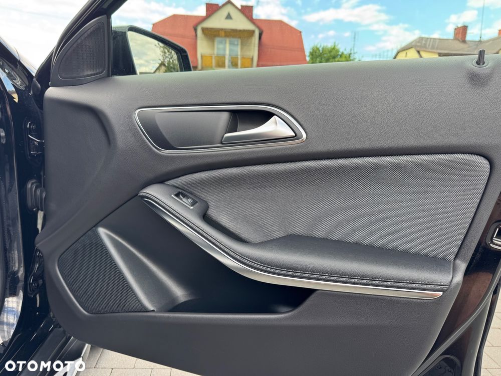 Mercedes-Benz GLA 200 d 4Matic 7G-DCT - 23