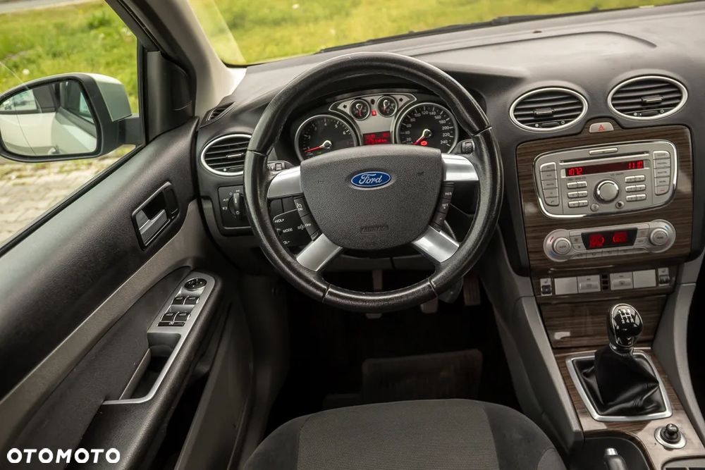 Ford Focus 1.6 Ghia - 28