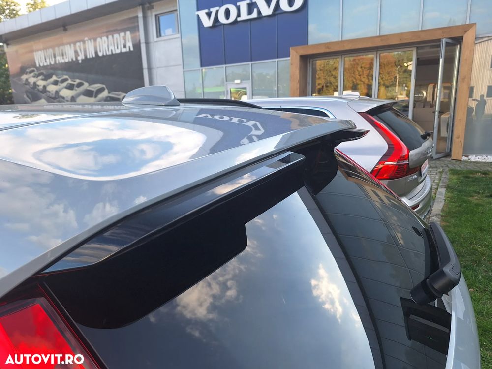 Volvo XC 40 B3 AT FWD MHEV Plus Dark - 5