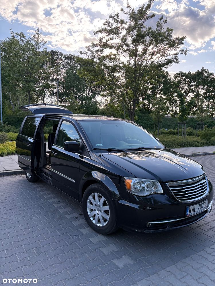 Chrysler Town & Country - 7