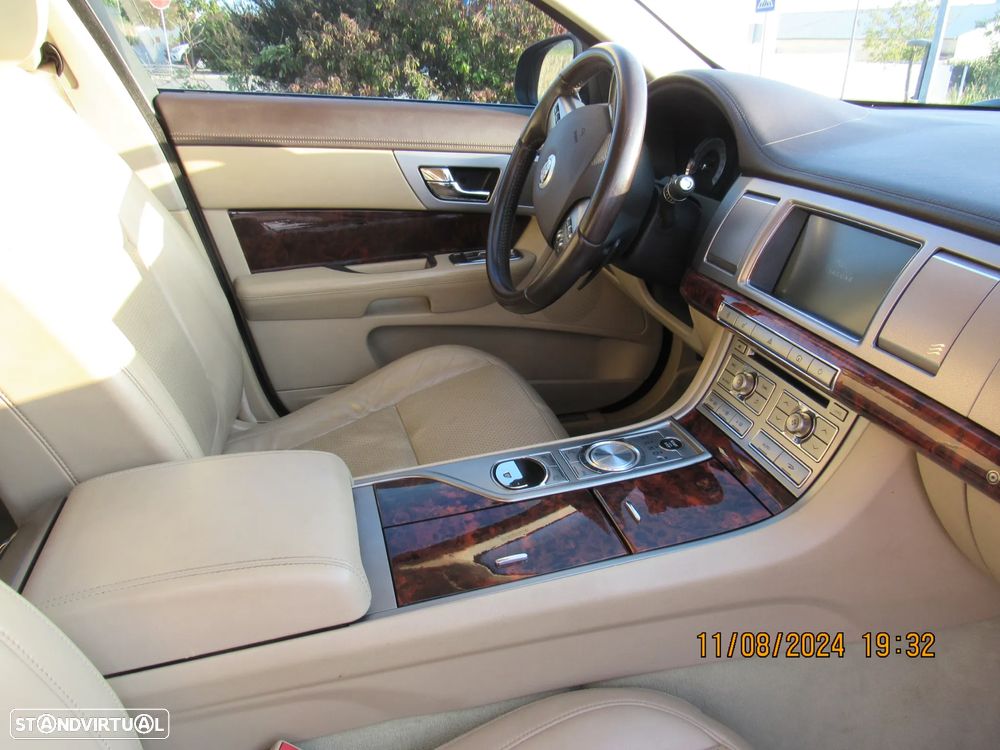 Jaguar XF 2.7 V6 Premium Luxury - 6