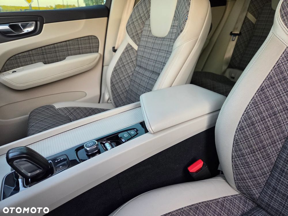 Volvo XC 60 B4 D AWD Momentum Pro - 29