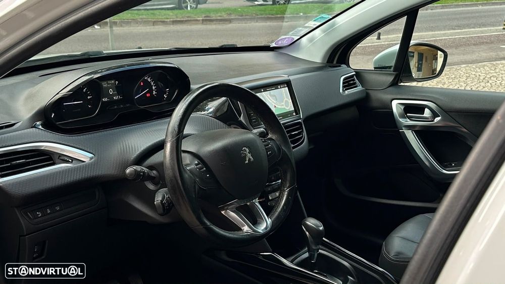 Peugeot 2008 1.2 PureTech Allure EAT6 - 5