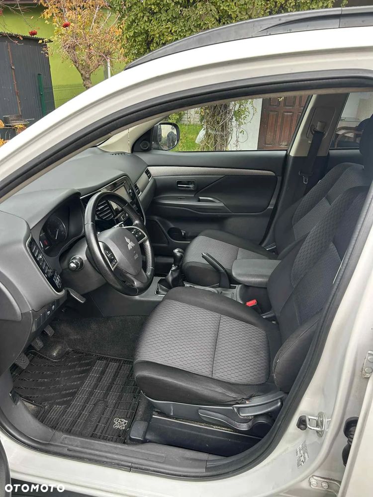 Mitsubishi Outlander 2.0 Invite + 2WD - 9